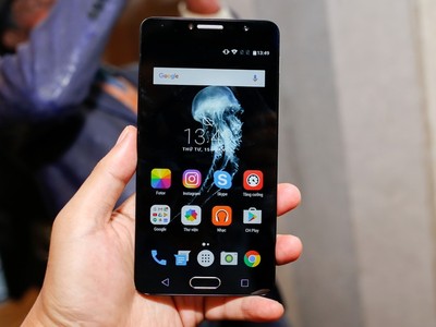 Máy sử dụng màn hình công nghệ OGS kích thước 5,5 inch độ phân giải Full HD. Màn hình của máy tích hợp công nghệ Miravision cho phép tuỳ chỉnh hình ảnh.