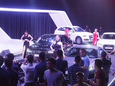 Ôtô tăng giá 200 triệu: Xếp hàng nửa năm mới có xe