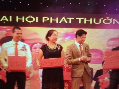 Một đại hội phát thưởng của một Công ty bán hàng đa cấp, số thưởng 1 tháng cho mỗi cá nhân được công bố là hàng tỉ đồng, nhưng đó là con số không có thực.