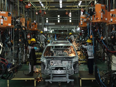 Việt Nam sẽ chọn doanh nghiệp nào làm đầu tàu cho việc nội địa hóa xe hơi và dòng sản phẩm nào làm thương hiệu cho ngành ô tô đang là câu hỏi được nhiều người đặt ra