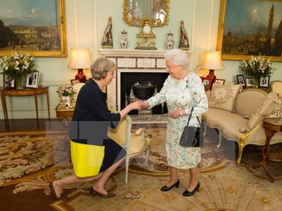 Tân Thủ tướng Theresa May (trái) tiếp kiến Nữ hoàng Anh Elizabeth II ở cung điện Buckingham ngày 13/7. (Nguồn: AFP/TTXVN)