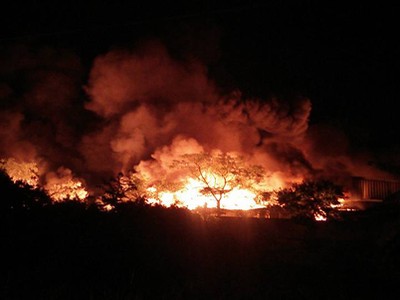 Đám cháy bùng phát rất lớn. Ảnh: Giang Chính.