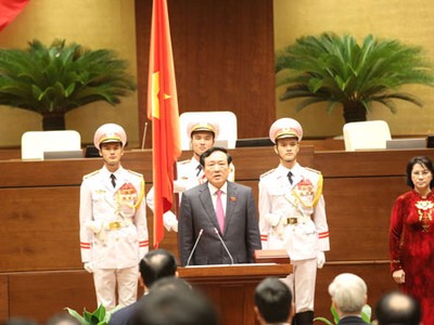 Chánh án TANDTC Nguyễn Hòa Bình thực hiện nghi thức tuyên thệ nhâm chức trước Quốc hội. Ảnh: VGP/Nhật Bắc
