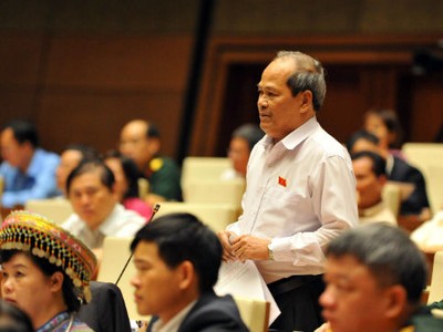Đại biểu Ngô Văn Minh không đồng tình khi Chính phủ liên tục đặt Quốc hội vào thế "hợp thức hoá chi tiêu" với những khoản chi vượt dự toán. Ảnh: Giang Huy