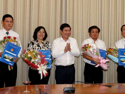 Chủ tịch UBND TP.HCM Nguyễn Thành Phong trao quyết định chuẩn y cho lãnh đạo UBND Quận 1 - Ảnh: Tuổi trẻ