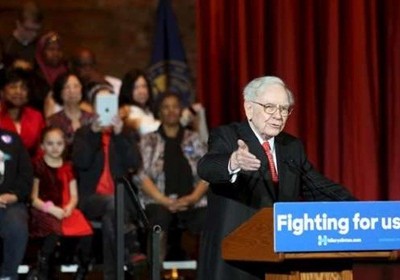 Warren Buffett là một trong các tỷ phú ủng hộ bà Hillary Clinton. Ảnh: Reuters
