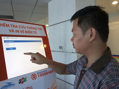 Hành khách có thể tự mua vé trên kios. Ảnh: Xuân Hoa