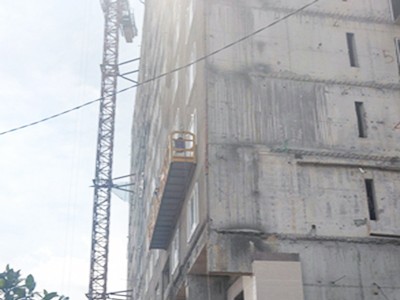 Hai công nhân rơi xuống khi đang đứng trên vận thăng nâng hàng ở độ cao hơn 20 m. Ảnh: Sơn Hòa