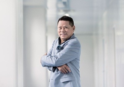 Cả thứ hạng và tài sản của tỷ phú gốc Việt - Hoàng Kiều đều giảm năm nay. Ảnh: Forbes