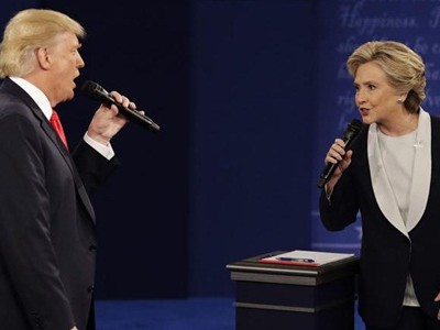 Ứng viên đảng Cộng hòa Donald Trump và ứng viên đảng Dân chủ Hillary Clinton công kích nhau trong cuộc tranh luận thứ hai. Ảnh: AP