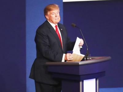Ông Trump tức giận xé nát mảnh giấy ở cuối buổi tranh luận. (Ảnh: Getty)