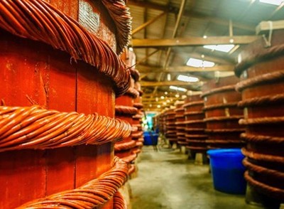 Phương pháp sản xuất nước mắm truyền thống của Việt Nam là quá trình lên men tự nhiên hỗn hợp bao gồm cá và muối