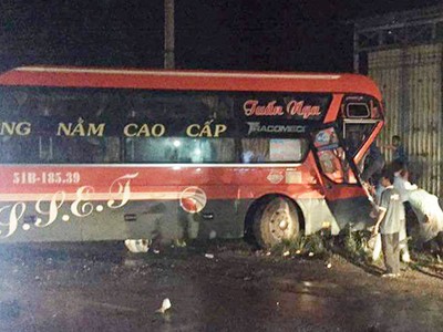 Ôtô khách hư hỏng phần đầusau cú tông liên hoàn. Ảnh: Phúc Hưng