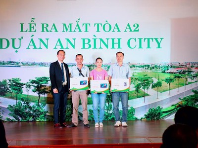 Các khách hàng may mắn trúng giải thưởng giá trị tại lễ mở bán Tòa A2 An Bình City