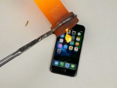 "Tra tấn" iPhone 7 bằng vàng nóng chảy