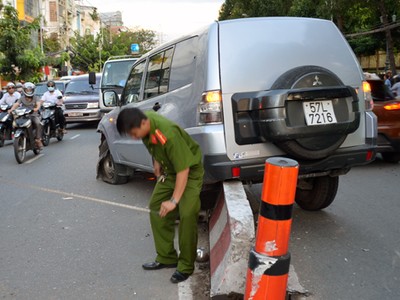 Xe chở tiền gặp nạn ở trung tâm Sài Gòn. Ảnh: Sơn Hòa