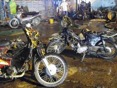  Hơn 40 xe bị thiêu rụi trong vụ cháy cây xăng ở Sài Gòn