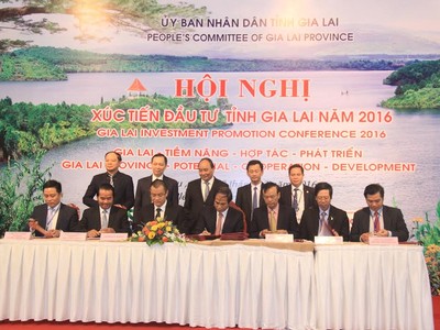 Thủ tướng Chính phủ Nguyễn Xuân Phúc chứng kiến lễ ký kết  giữa UBND tỉnh Gia Lai và các doanh nghiệp tại Hội nghị Xúc tiến đầu tư tỉnh Gia Lai năm 2016