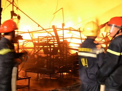 Các chiến sĩ PCCC dập lửa. Ảnh: P.T