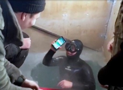 iPhone 7 Plus vẫn hoạt động sau 13 giờ bị rơi trong hố băng