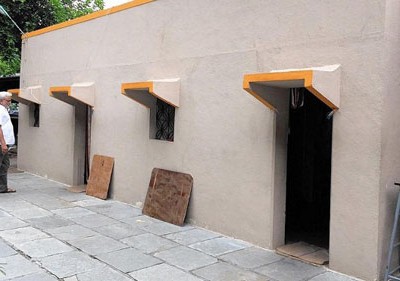 Phần lớn nhà trong làng đều không có cửa, thậm chí là nhà tắm hay nhà vệ sinh công cộng. Ảnh: BBC.