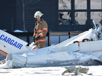  Hai phi cơ đâm nhau phía trên siêu thị ở Canada