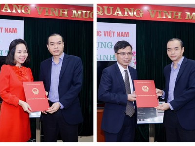 Phó thống đốc Nguyễn Đồng Tiến trao quyết định bổ nhiệm cho bà Hà Thu Giang và ông Trần Văn Tần