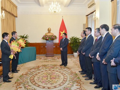 Phó Thủ tướng Phạm Bình Minh trao quyết định và chúc mừng 2 cán bộ được bổ nhiệm. Ảnh Baoquocte.vn