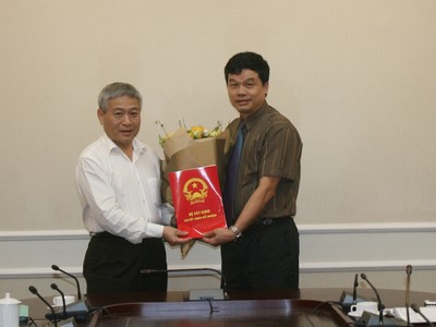 Thứ trưởng Bộ Xây dựng Bùi Phạm Khánh trao quyết định bổ nhiệm Vụ trưởng Vụ Vật liệu xây dựng cho ông Phạm Văn Bắc.