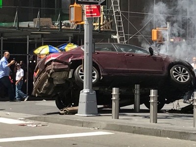 Chiếc xe bốc khói sau khi lao vào đám đông ở quảng trường Thời đại. Ảnh:Sky News