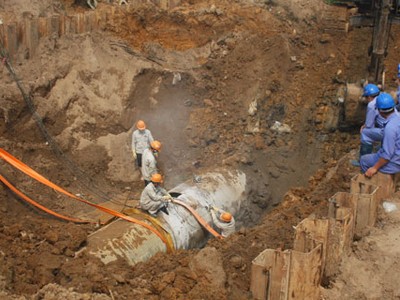 Đường ống nước sạch sông Đà liên tục gặp sự cốtrong những năm qua. Ảnh: Bá Đô