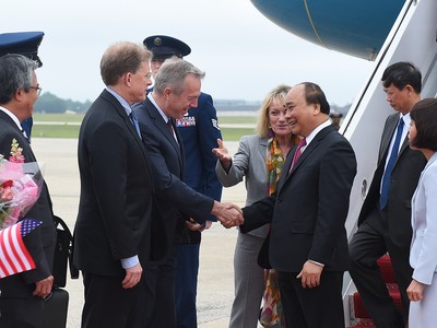 Thủ tướng Nguyễn Xuân Phúc và đoàn đại biểu cấp cao Việt Nam đến sân bay quân sự St. Andrews, Washington, Hoa Kỳ. Ảnh: VGP/Quang Hiếu