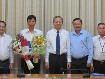 Ông Nguyễn Bá Thành (người cầm hoa) được bổ nhiệm giữ chức vụ Phó Giám đốc Sở Xây dựng TP.HCM. Ảnh: Phát luật TP.HCM