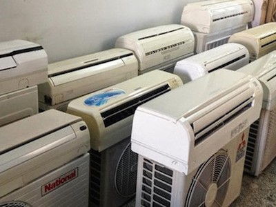 Những chiếc điều hòa đã qua sử dụng được tân trang, in lại nhãn mác của các thương hiệu nổi tiếng trước khi đưa ra thị trường ở Việt Nam.
