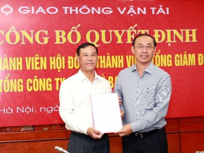 Thứ trưởng Bộ Giao thông Vận tải Lê Đình Thọ (phải) trao Quyết định bổ nhiệm thành viên Hội đồng thành viên VATM cho ông Đoàn Hữu Gia