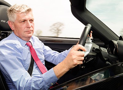 ÔngWolfgang Hatz trên một chiếc Porsche. Ảnh:Fortune.