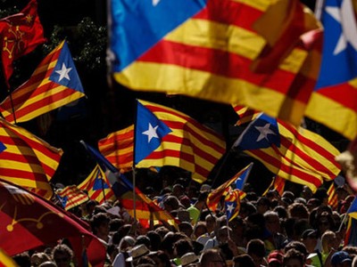 Chính quyền Tây Ban Nha đe doạ sẽ sử dụng mọi biện pháp cần thiết để ngăn cản ý định ly khai của vùng Catalonia (Ảnh: CNN)