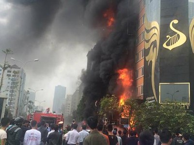 Hiện trường vụ cháy quán karaoke 68 Trần Thái Tông khiến 13 người tử vong xảy ra ngày 1/11/2016 - Ảnh Mai Anh.