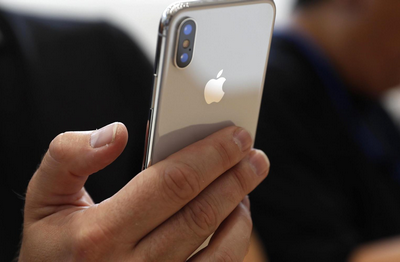 Apple khuyên người dùng nên đến sớm nếu muốn mua iPhone X.