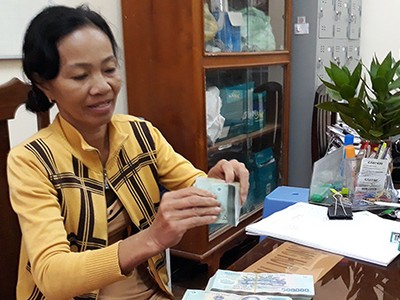 Bà Tuyết nhận trước 200 triệu đồng tiền trúng số độc đắc từ 6 năm trước. Ảnh:Dương Đông.