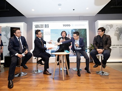 Kiến trúc sư Shigeru Ban (giữa) trao đổi tại sự kiện