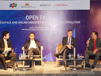 Ông Dương Trí Thành – Tổng giám đốc Vietnam Airlines và ông Tô Việt Thắng – Phó Tổng giám đốc Vietjet sôi nổi trình bày về đề tài cách mạng công nghệ 4.0.