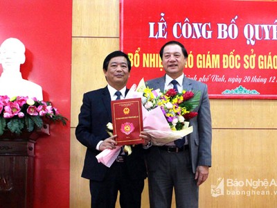 Ông Lê Minh Thông, Phó chủ tịch UBND tỉnh Nghệ An trao quyết định bổ nhiệm Phó giám đốc Sở Giáo dục và Đào tạo Nghệ An cho ông Võ Văn Mai. Ảnh: Báo Nghệ An.