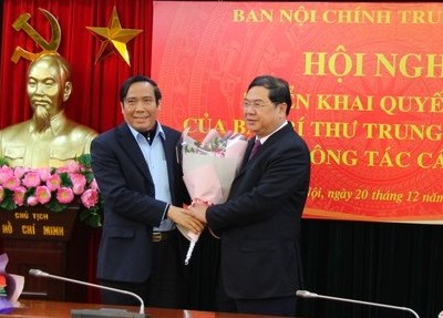 Đồng chí Nguyễn Thanh Bình chúc mừng đồng chí Phạm Gia Túc. Ảnh Dangcongsan.vn