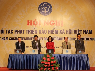 Đại diện lãnh đạo ngành, lãnh đạo đơn vị BHXH Việt Nam tiến hành bấm nút khai trương Cổng TTĐT BHXH Việt Nam phiên bản tiếng Anh.