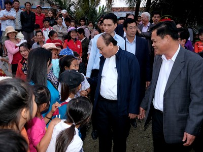 Thủ tướng thăm hỏi bà con xã An Phú, thành phố Tuy Hòa - Ảnh: VGP/Quang Hiếu