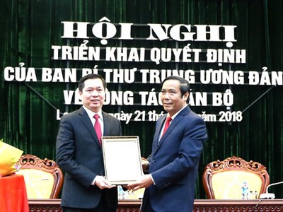 Đồng chí Nguyễn Thanh Bình, Ủy viên Trung ương Đảng, Phó Trưởng ban Thường trực Ban Tổ chức Trung ương trao Quyết định cho đồng chí Nguyễn Long Hải.