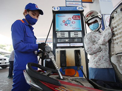 Giá xăng dầu bán lẻ trong nước không tăng trong ngày 8/3.Ảnh: Ngọc Thành