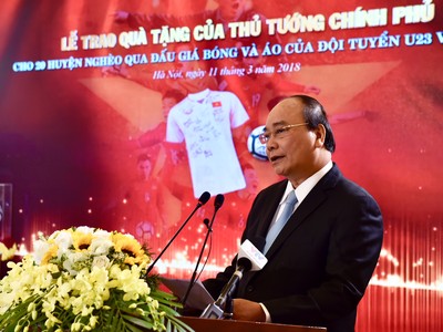 Thủ tướng yêu cầu lãnh đạo 20 huyện nghèo được tặng kinh phí thu được qua đấu giá, sử dụng để xây dựng 500 căn nhà tặng người có công, người nghèo còn khó khăn. Ảnh: VGP/Nhật Bắc