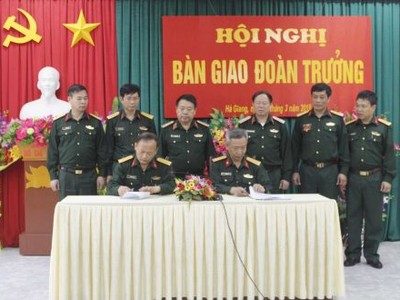 Thiếu tướng Sùng Thìn Cò, Phó Tư lệnh Quân khu II cùng các đại biểu chứng kiến Lễ ký kết bàn giao Đoàn trưởng Đoàn 313. Ảnh báo Quân khu II